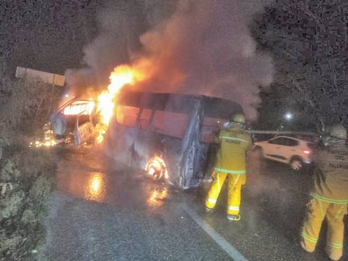 Elementos de Protección Civil del municipio de Palenque, Chiapas, sofocaron un incendio ocurrido la madrugada del martes, tras el choque de dos unidades del transporte público en el tramo carretero Palenque-Playas de Catazajá, que dejó un saldo de 12 personas muertas.