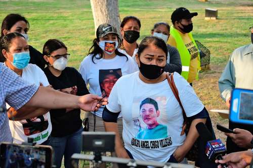 Miriam Villegas Málaga (derecha) durante una reunión de familiares de desaparecidos y autoridades municipales de Nuevo Laredo, Tamaulipas, ayer en la plaza Primero de Mayo, donde manifestaron su descontento por la liberación de 12 marinos acusados de participar en 2018 en esos hechos.