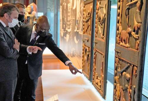 Los presidentes Emmanuel Macron, de Francia, y Patrice Talón, de Benín, en el museo parisino Quai Branly, previo a la restitución de 26 piezas.
