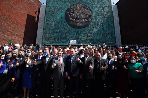 Dirigentes partidistas y parlamentarios, así como legisladores de la alianza Va por México, frente a la Cámara de Diputados luego de presentar en conferencia de prensa su proyecto de presupuesto de egresos para 2022.