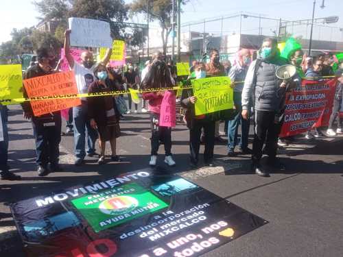 Vendedores del mercado Mixcalco protestaron ayer en contra de la supuesta venta del terreno posterior del inmueble a un desarrollador.