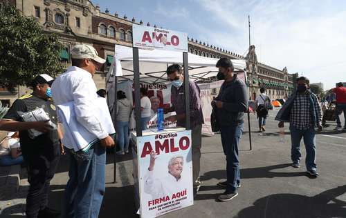 Mientras el INE no ha asignado fondos para el ejercicio de revocación de mandato, ayer simpatizantes de López Obrador convocaban a las personas en la CDMX para que mediante firma electrónica pidieran al instituto electoral que realice la consulta.