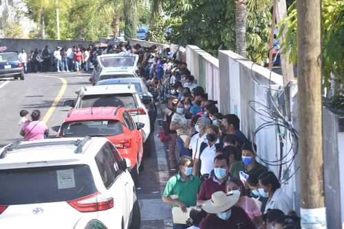 Vacunación de rezagados en el Hospital General Dr. Raymundo Abarca Alarcón, en Chilpancingo, Guerrero. Hubo escasa asistencia de menores con comorbilidades, a quienes estaba inicialmente destinado este lote.