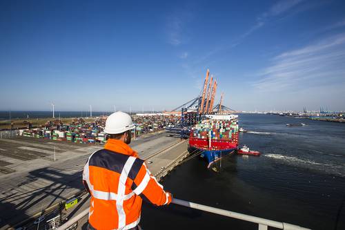 La congestión y los cuellos de botella en el tráfico de contenedores en el puerto de Rotterdam –el más grande de Europa–, apunta a que el atasco persistirá hasta 2022, lo que afectará la recuperación económica después de la pandemia de Covid-19, dijeron funcionarios del puerto. Los problemas del tráfico de los contenedores en los puertos es una de las razones por las que hay un repunte de la inflación en todo el mundo. Aunque el volumen de rendimiento ahora está por encima de los niveles de 2019, se ve limitado por varios desafíos logísticos, entre ellos la confiabilidad de los horarios, ya que la flota global de barcos se ha reducido 25 por ciento, debido a los tiempos de espera más largos en los puertos clave de Asia y Estados Unidos.