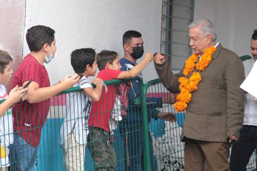 El presidente Andrés Manuel López Obrador saludó a niños del poblado de Temacapulín, municipio de Cañadas de Obregón, Jalisco, después de encabezar la segunda reunión con lugareños para discutir lo relativo al proyecto de la presa El Zapotillo, el pasado miércoles.