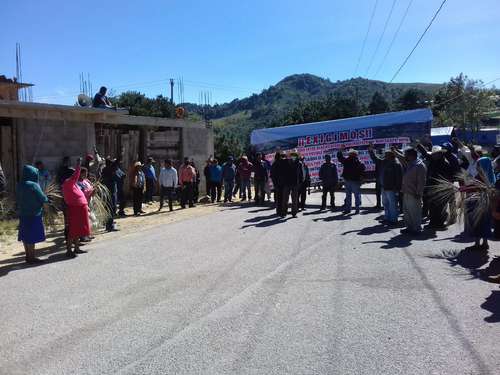 Habitantes de la comunidad de Alacatlatzala, municipio de Malinaltepec, bloquearon ayer la carretera Tlapa-Marquelia para anunciar la creación de un municipio autónomo que será encabezado por un concejo local. Desde 1978, pobladores de Alacatlatzala y de la cabecera municipal de Malinaltepec, en la Montaña Alta de Guerrero, disputan 3 mil hectáreas, lo que ha dejado tres muertos y siete heridos.