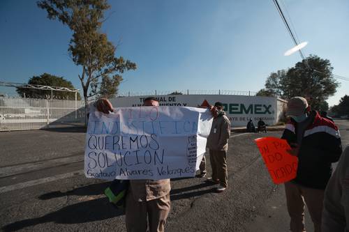 Conductores y repartidores de Gas Bienestar protestaron ayer para denunciar presunto despido injustificado, por lo que bloquearon la salida de unidades de reparto en la planta de almacenamiento y despacho Añil, en la alcaldía Iztacalco de la Ciudad de México.