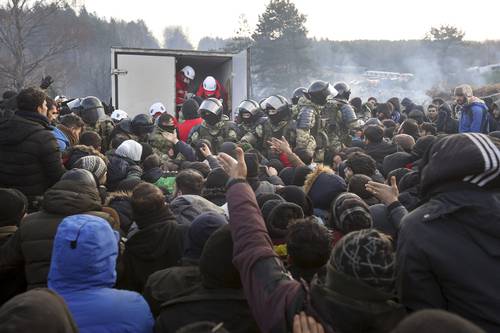 Entrega de ayuda a migrantes varados en Grodno, en la frontera de Bielorrusia con Polonia.