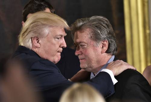 Steve Bannon, viejo aliado del ex presidente Donald Trump, fue acusado ayer de dos cargos de desacato penal al Congreso después de desafiar una citación del comité de la Cámara de Representantes, que investiga el asalto del 6 de enero al Capitolio. El Departamento de Justicia indicó que Bannon, de 67 años, fue imputado porque se negó a comparecer el mes pasado y se rehusó a proporcionar documentos en respuesta al llamado. Se prevé que Bannon se entregue a las autoridades el lunes y comparezca ante el tribunal esa tarde, señaló un funcionario judicial bajo condición de anonimato. La acusación formal es una victoria para los demócratas de la Cámara de Representantes, que vieron a docenas de funcionarios de Trump declinar a dar testimonio y desafiar citaciones durante su presidencia.