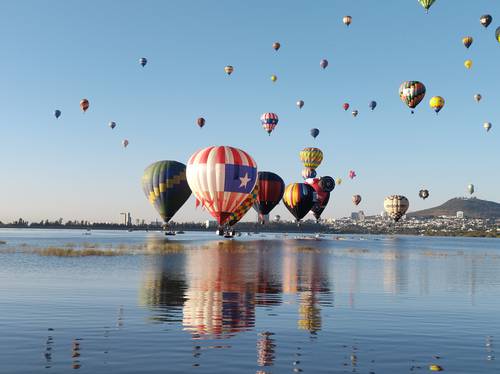 Al menos 200 globos aerostáticos de distintos países tiñeron de colores el cielo de León, al comenzar ayer la edición 20 del Festival Interna-cional del Globo en el parque Metropolitano de la ciudad, que concluirá el día 15. Debido a la pande-mia y al alza en el costo de los accesos, el espectá-culo estuvo a 40 por ciento de su capacidad.