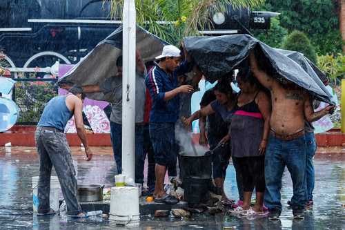 Integrantes de la caravana de octubre tomaron un descanso este sábado en Oaxaca para reiniciar hoy su camino hacia Acayucan, Veracruz. En la imagen, los extranjeros sufrieron las inclemencias del clima mientras cocinaban sopa de verduras y caldo de res.