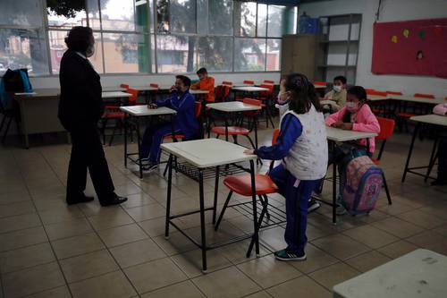 Sólo dos días a la semana los alumnos de educación básica acuden a clases en las aulas, el resto se trabaja en casa, señalan docentes frente a grupo y directores de escuelas.