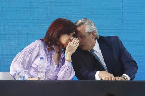 El presidente Alberto Fernández y la vicepresidenta Cristina Fernández de Kirchner en el cierre de campaña del Frente de Todos, en Merlo.