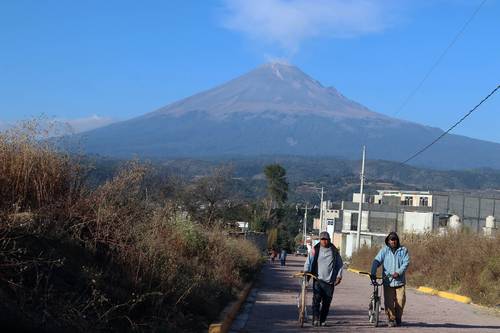 El volcán Popocatépetl registró 13 exhalacio-nes en horas recientes, por lo que el Centro Nacional de Prevención de Desastres (Cenapred) exhortó a los habitantes de las localidades ale-dañas a no acercarse al coloso, debido a la caída de fragmentos balísticos de roca. En la imagen, pobladores del municipio de San Nicolás de los Ranchos, Puebla.