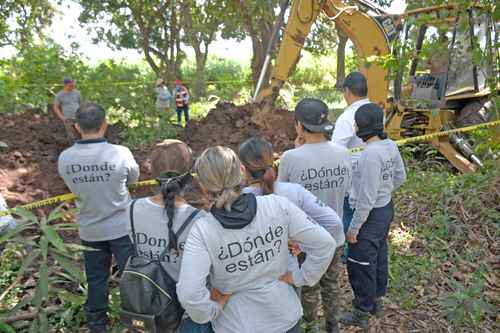 Familiares de personas ausentes han tenido que hacer sus propias investigaciones; la imagen corresponde a colectivos en Sinaloa.