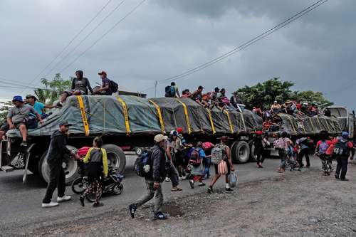 AVENTÓN PARA UNOS CUANTOS . En su paso por Oaxaca, los migrantes sortearon ayer el mal tiempo y bloqueos de la Guardia Nacional para impedir que subieran a vehículos.