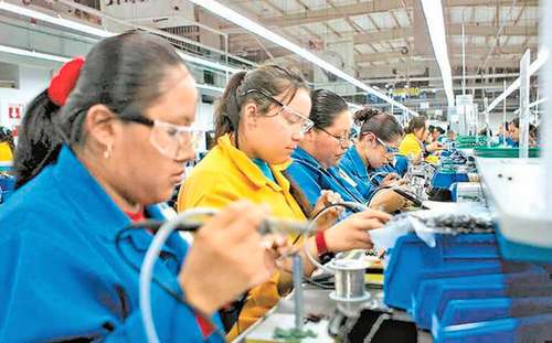 De acuerdo con el indicador mensual de la actividad industrial de septiembre de este año, el sector manufacturero registró un descenso de 0.5%.