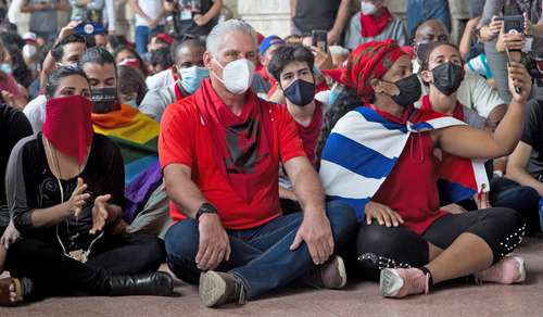 Miguel Díaz-Canel, presidente de Cuba, se integró ayer a la “sentada” organizada en el Parque Central de La Habana.