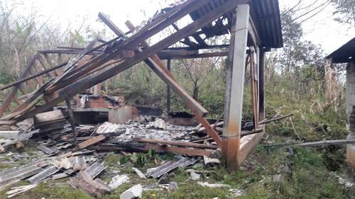 Habitantes de Pashtontijá, municipio de Oxchuc, Chiapas, quemaron el sábado 10 casas de pobladores de esa comunidad a causa de un conflicto por el control de la escuela primaria. Durante varias horas se enfrentaron a balazos, pero no hubo personas lesionadas. Las disputas comenzaron hace más de un año a raíz de diferencias sobre la aplicación del sistema de usos y costumbres en las elecciones locales.