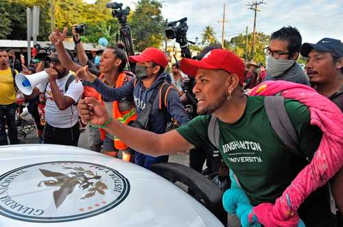 Los migrantes protestaron ayer frente a un vehículo de la Guardia Nacional en el pueblo de Palomares.