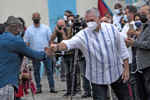 El presidente cubano, Miguel Díaz-Canel, inauguró ayer el reinicio del curso escolar en la isla con el cual unos 700 mil niños de primaria vuelven a clases presenciales.