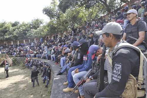 Integrantes del grupo de autodefensas Pueblos Unidos se reunieron el fin de semana en el municipio de Ziracuaretiro, Michoacán, para organizarse y defenderse del crimen organizado.