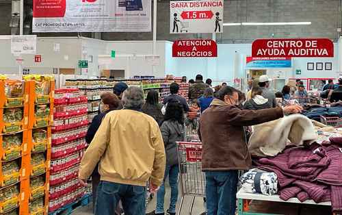 Cientos de personas abarrotaron plazas comerciales y tiendas departamentales para aprovechar las últimas horas de ofertas y promociones del Buen Fin. Hubo quienes adelantaron las compras navideñas.