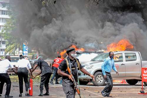 Al menos tres personas murieron y más de 30 resultaron heridas ayer en dos atentados suicidas perpetrados en Kampala, capital de Uganda, los cuales fueron reivindicados por el grupo yihadista Estado Islámico (EI). La primera explosión ocurrió en un puesto de control cercano a la sede de la policía citadina. La segunda detonación se cometió cerca de la entrada del Parlamento (en la imagen), detalló Fred Enanga, portavoz de las fuerzas de seguridad. De acuerdo con la Cruz Roja, la mayoría de los lesionados son agentes del orden.