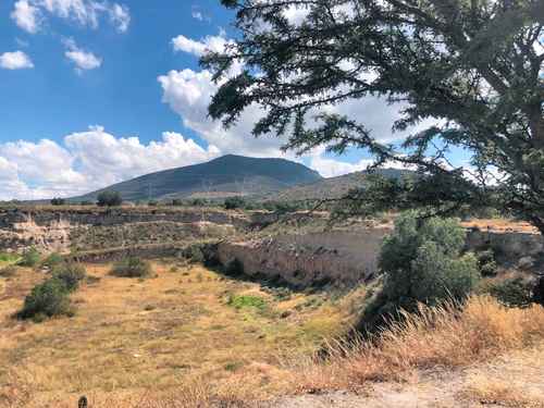 En las cercanías del parque estatal de la sierra de Patlachique, en los límites entre los municipios de San Juan Teotihuacán y Acolman, estado de México, se pretende construir un basurero al aire libre, lo que ha confrontado a las autoridades de ambas localidades.
