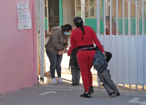 Un alumno de la primaria Idolina Gaona de Cosío Vidaurri, en el municipio de Zapopan, Jalisco, se niega a ingresar al plantel. Este martes se reanudaron actividades escolares presenciales en horarios escalonados y con medidas para evitar contagios de Covid-19.