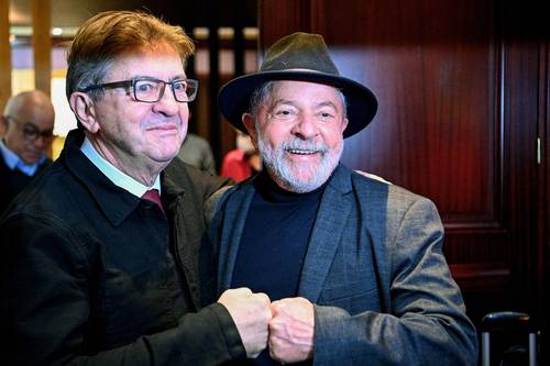 El ex presidente de Brasil Luiz Inácio Lula da Silva (a la derecha) se reunió ayer con el líder del movimiento Francia Insumisa, Jean-Luc Melenchon, durante una visita a París.