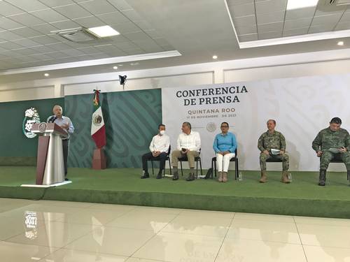 El presidente Andrés Manuel López Obrador, acompañado del gobernador de Quintana Roo, Carlos Joaquín González; de los secretarios de Gobernación, Adán Augusto López; Seguridad, Rosa Icela Rodríguez; Marina, José Rafael Ojeda Durán, y la Defensa Nacional, Luis Cresencio Sandoval, ayer en Ciudad Militar, en la zona continental de Isla Mujeres, anunció la creación de un batallón de seguridad turística para el estado.