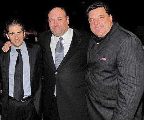  Imperioli, James Gandolfini y Schirripa Foto tomadas del Twitter del podcast Talking Sopranos