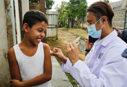 Un niño recibe una dosis de Abdala en Managua, Nicaragua, donde el gobierno ordenó una campaña casa por casa.