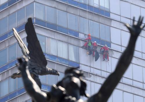 Un grupo de trabajadores limpia las ventanas de la Torre Latinoamericana.