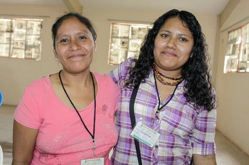 Inés Fernández Ortega y Valentina Rosendo Cantú, dos mujeres indígenas que padecieron la agresión sexual por elementos castrenses en 2002.  Archivo Tlachinollan