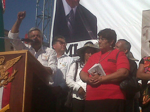 Campaña del ahora Presidente Andrés Manuel López Obrador con Doña Trini en Coahuila. Cortesía de la Organización Familia Pasta de Conchos