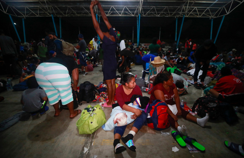 Desde la madrugada, los migrantes se prepararon para abandonar el domo de usos múltiples en Huixtla, Chiapas, donde pasaron la noche.  Víctor Camacho / La Jornada