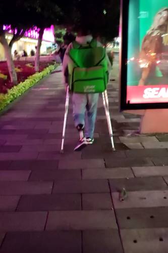 Víctor llega a caminar 50 kilómetros al día, con muletas y prótesis tras sufrir un percance. Foto La Jornada