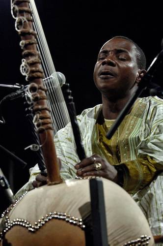 Toumani Diabaté grabó Korolén hace 13 años en vivo, y ahora encabeza las preferencias musicales en Londres; se consigue en las plataformas digitales.