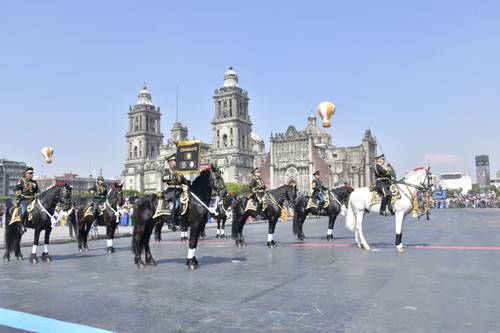  Momento en que el general de división Juan Arturo Cordero Gómez, comandante de la columna del desfile, solicita autorización para iniciar la marcha.