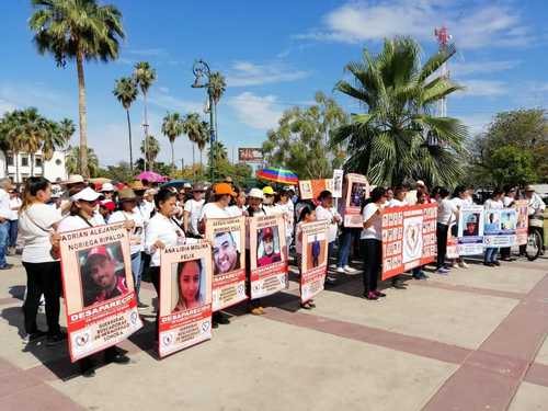 Durante una protesta el 28 de agosto en la plaza Emiliana de Zubeldía, en Hermosillo, Sonora, activistas y familiares de desaparecidos exigieron la presentación con vida de sus parientes.