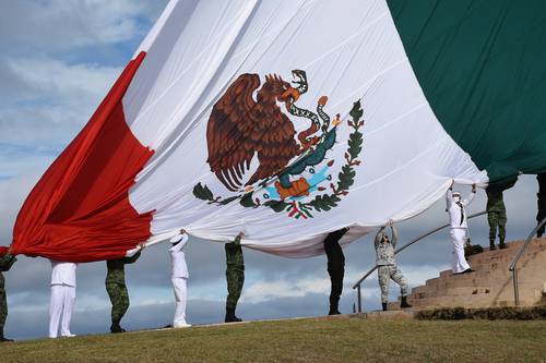 Elementos del Ejército izaron ayer la bandera en el malecón de la ciudad de Campeche para conmemorar el 111 aniversario del inicio de la Revolución Mexicana. Al festejo acudieron decenas de personas sin respetar las medidas para evitar contagios de Covid-19.