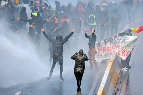  En Bruselas, la policía belga usó cañones de agua para dispersar a los manifestantes. Foto Afp