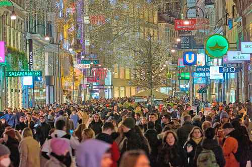  En Viena, los austriacos aprovecharon el último día de paseo dominical antes del confinamiento severo. Foto Afp