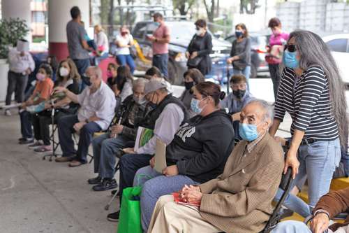 Las administradoras de fondos pensionarios gestionan recursos por 5 billones de pesos, que tienen en conjunto los trabajadores para hacer frente a su vejez. En la imagen, adultos mayores hacen trámites respecto del subsidio vitalicio del Bienestar para la tercera edad.