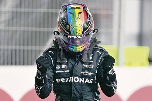 Siete veces campeón del mundo, Lewis Hamilton redujo a ocho puntos la diferencia que lo separa del líder Marx Verstappen y tiene el viento a su favor en busca del octavo campeonato de Fórmula 1, con el cual dejaría atrás el récord que ahora comparte con Michael Schumacher.