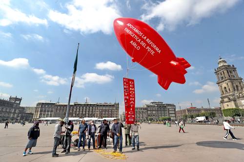 APOYO “TOTAL” A LA REFORMA ELÉCTRICA DE LA 4T. Con globo incluido, ex trabajadores de la extinta Luz y Fuerza del Centro y jubilados acudieron al Zócalo capitalino para respaldar la iniciativa presidencial.