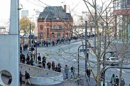 Personas forman una fila de alrededor de 700 metros a la espera de ser inmunizadas en La Filarmónica del Elba, en la ciudad alemana de Hamburgo.