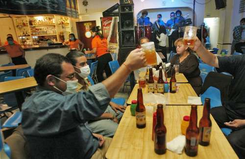 En los hombres, el abuso en la ingesta de bebidas embriagantes puede ser reflejo de una depresión. En la imagen, una tarde en la colonia Condesa, en la CDMX.